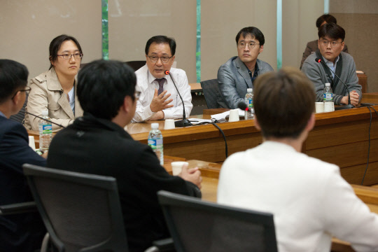 16일 서울 성북구 한국과학기술연구원(KIST)에서 열린 '청년과학기술인과의 간담회'에서 유영민 과학기술정보통신부 장관(왼쪽 두번째)이 청년 과학자들에 대한 정책 방향에 대해 설명하고 있다. 과기정통부 제공